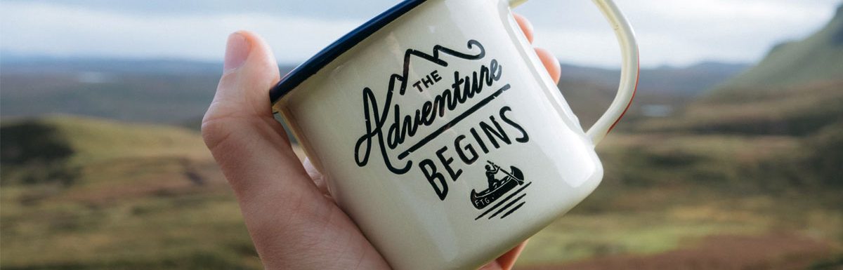 Taza con la leyenda "The Adventure Begins" (La aventura comienza)