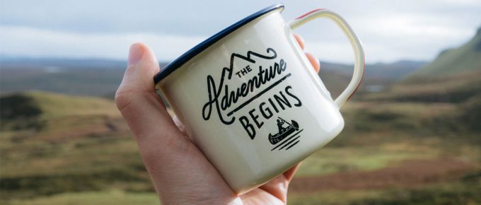 Taza con la leyenda "The Adventure Begins" (La aventura comienza)